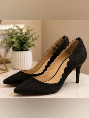 BCBGMAXAZRIA Black Scalloped Pointed Toe Heels | Size 9M | Laser Cut Pumps
